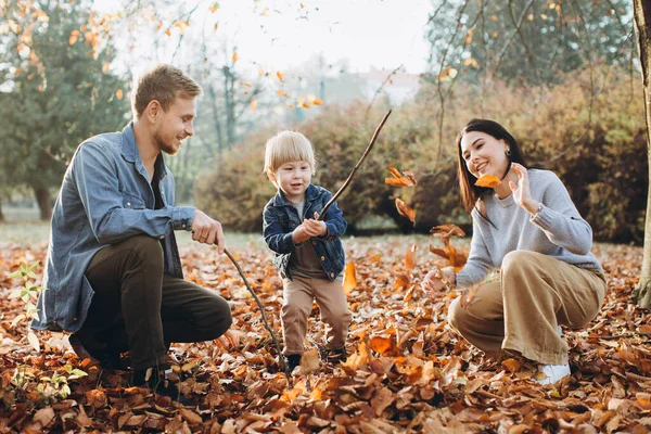 Familiespil Efterårsparken Med - Stock-foto