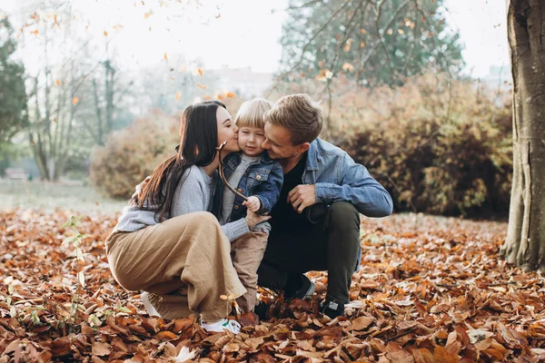 Familie Spelen Herfst Park Met — Stockfoto