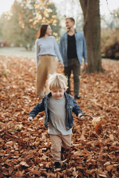 Famiglia Felice Nel Parco Autunnale — Foto Stock