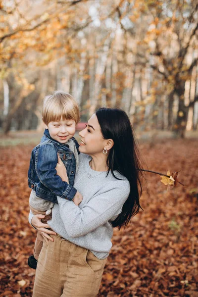 Moeder Met Haar Zoontje Het Herfstpark — Stockfoto