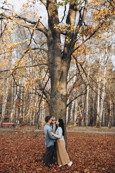 Heureux Famille Mère Père Bébé Automne Promenade Dans Parc — Photo