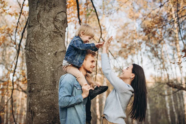 Familia Jugando Otoño Parque Tener — Foto de Stock