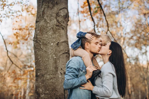 Família Jogando Parque Outono Ter — Fotografia de Stock