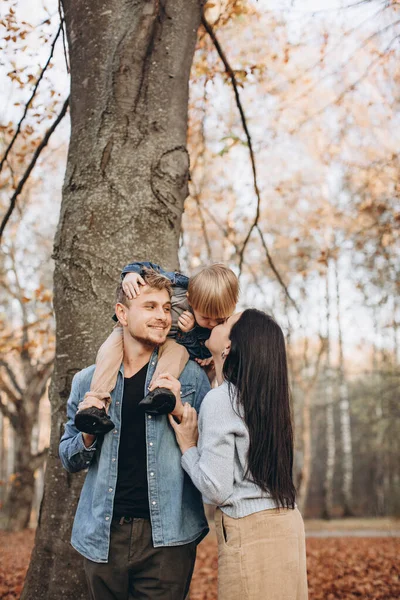 Famille Jouer Dans Parc Automne Ayant — Photo