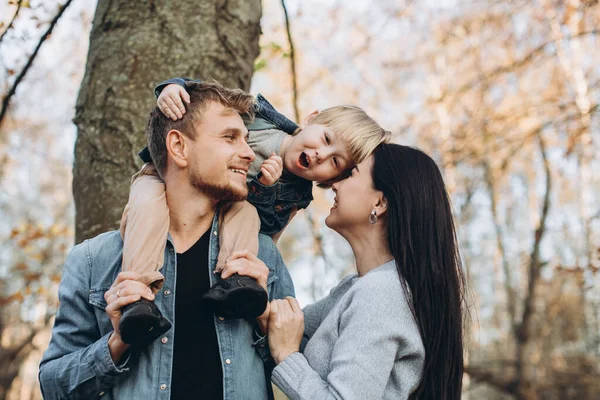 Famiglia Che Gioca Nel Parco Autunnale Avendo — Foto Stock