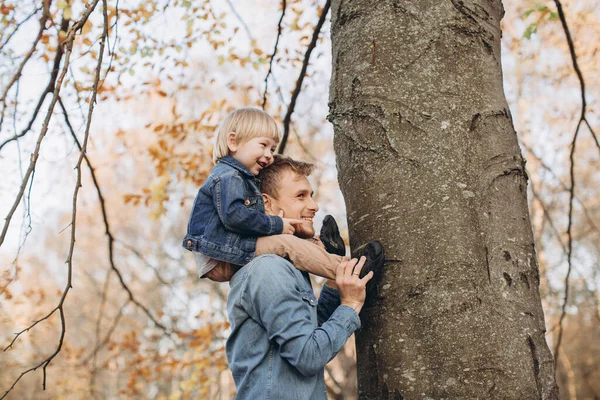 Gelukkig Vader Zoon Hebben Plezier Herfst Park — Stockfoto