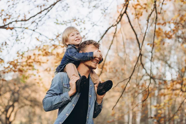 Felice Padre Figlio Divertirsi Nel Parco Autunnale — Foto Stock