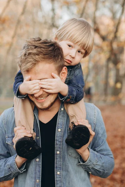 Felice Padre Figlio Divertirsi Nel Parco Autunnale — Foto Stock