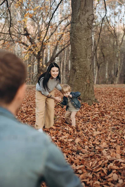 Família Jogando Parque Outono Ter — Fotografia de Stock