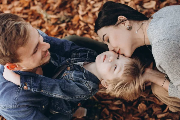 Famiglia Che Gioca Nel Parco Autunnale Avendo — Foto Stock