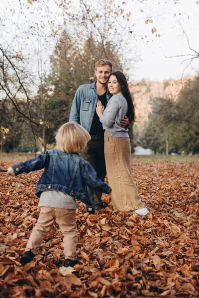 Gelukkig Familie Moeder Vader Baby Herfstwandeling Het Park — Stockfoto