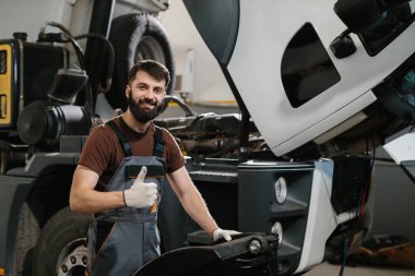 Bir kamyonu başarıyla tamir ettikten sonra, kendine güveni tam bir tamirci, onun yol değerliliğini ve müşteri memnuniyetini garantiliyor.