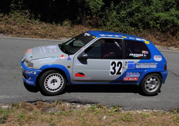 Ein Rallye Rennwagen Peugeot 106 Während Des Bergauf Führenden Rennens — Stockfoto