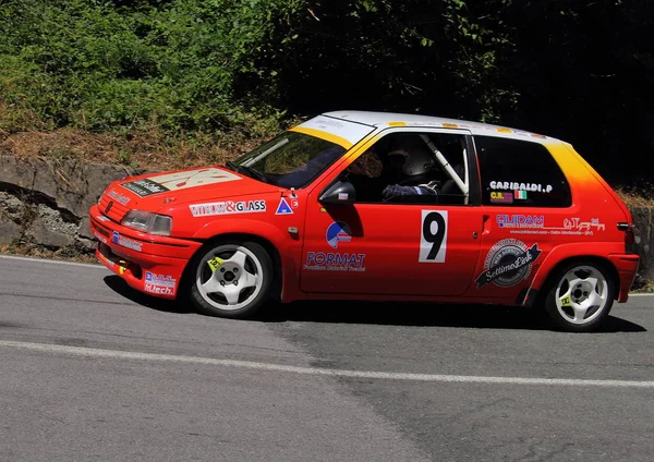 Ein Rallye Rennwagen Peugeot 106 Während Des Bergauf Führenden Rennens — Stockfoto