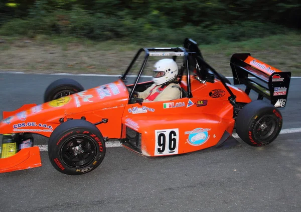 Sebuah Mobil Balap Prototipe Formula Tiga Selama Balapan Kecepatan Menanjak — Stok Foto