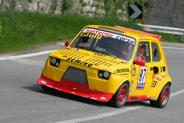 Fiat 126 Prototypu Wyścigów Samochodu Podczas Wyścigu Prędkości Pod Górę — Zdjęcie stockowe