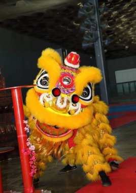 Cenova İtalya-09-03-2019: Aslan dans adamların Cenova doğuda Festivali'nde. Kung fu ve zor bir eğitimden sonra elde edilen dansçılar yeteneklerini bağlantılı bir tipik Çin geleneği aslan danstır adamların.