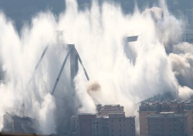 Cenova 28 Haziran 2019: Morandi viyadüğü 10 ve 11 yığınlarının patlamasıyla yıkım. Trajedinin yaşandığı günden itibaren 43b insanın hayatına mal olan bir yığının çöküşü 10 ay geçti..
