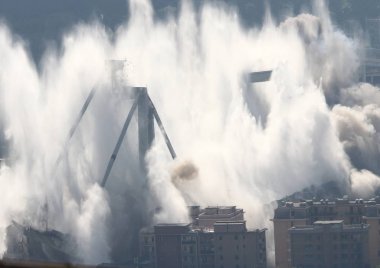Cenova 28 Haziran 2019: Morandi viyadüğü 10 ve 11 yığınlarının patlamasıyla yıkım. Trajedinin yaşandığı günden itibaren 43b insanın hayatına mal olan bir yığının çöküşü 10 ay geçti..