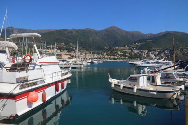 Ligurian Riviera 'nın batısındaki küçük bir turizm kasabası olan Arenzano limanına demirleyen tekneler, Cenova' dan yaklaşık 20 kilometre uzaklıktaydı..