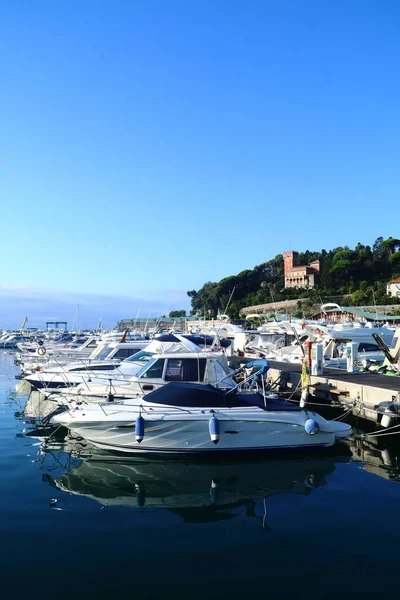 Łodzie Zacumowane Wewnątrz Portu Turystycznego Varazze Zachodniej Riwierze Liguryjskiej Położony — Zdjęcie stockowe