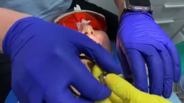 Diş hekimliğindeki kauçuk bant ağzına girmez. Dişçideki kadın. Diş hekimliği mikroskobundaki en son pahalı ekipman..