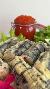 Gaz sobasında tava kullanarak sıcak yağda kızaran bir insan. Sahne yemek pişirme sürecini bir ev mutfağı ortamında yakalıyor. Yüksek kalite 4k görüntü