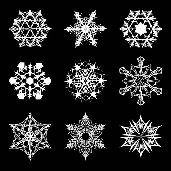 Conjunto de 9 formas diferentes de copos de nieve. Siluetas cristalinas intrincadas similares a estrellas aisladas sobre fondo negro . — Vector de stock