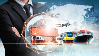 Lojistik ihracat geçmişi ve konteynır kargo nakliye konsepti için dijital küreyi avucunun içinde tutan iş adamı