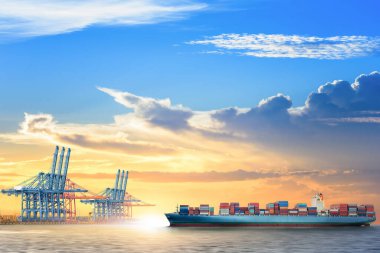 Gün batımında limanda çalışan vinç köprüsü olan konteyner kargo gemisi, küresel lojistik ihracat geçmişi, nakliye, nakliye...