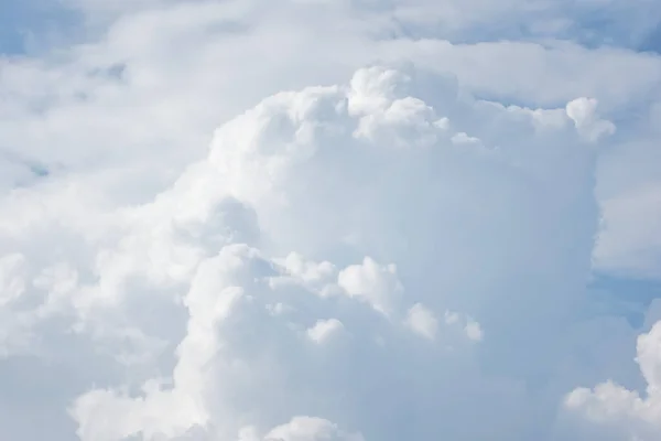 Stora Moln Den Blå Himlen Fluffiga Moln Stora Himlen Bakgrund — Stockfoto