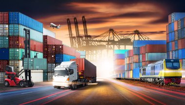 İş lojistik ve nakliye konteynırları kargo gemisi ve kargo uçağının günbatımında tersanede çalışan vinci, lojistik ihracat ve taşımacılık sektörü geçmişi