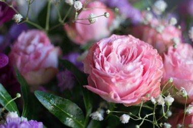 güzel buket Sarı gül. bahar çiçekleri yeşil bir arka plan üzerinde. duvar kağıdı, poster, kartpostal