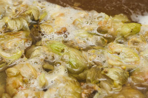 yaprakları ve homet bira yüzeyinde hop eksilerini. yakın çekim. Zanaat bira tahıl soluk Arpa malt sürecinde gelen bira. Ale veya pilsner malt lager.