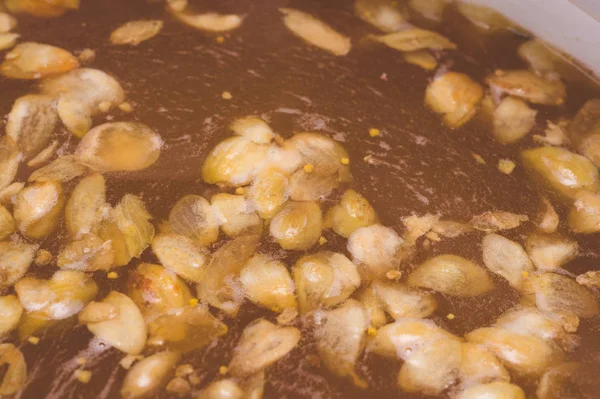 Zanaat bira fermantasyon yaprakları hop yüzeyi ile ilk aşaması. Zanaat bira tahıl soluk arpa malt sürecinde gelen bira. Ale veya pilsner malt lager.