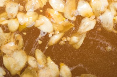 Zanaat bira fermantasyon yaprakları hop yüzeyi ile ilk aşaması. Zanaat bira tahıl soluk arpa malt sürecinde gelen bira. Ale veya lager pilsner malt. yakın çekim