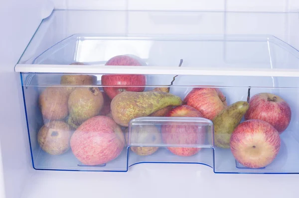 冰箱货架上打开冰箱 苹果和梨 健康营养理念 — 图库照片