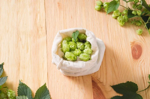 Frische Hopfenzapfen Tüten Auf Holzuntergrund Draufsicht Zutat Der Bierindustrie Craft — Stockfoto