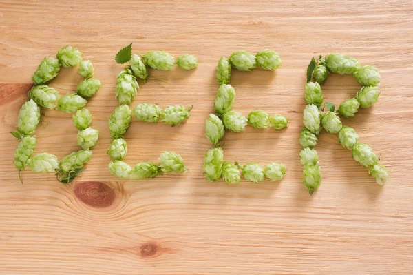 Die Inschrift Bier Mit Hopfenzapfen Auf Holzgrund Zutat Der Bierindustrie — Stockfoto