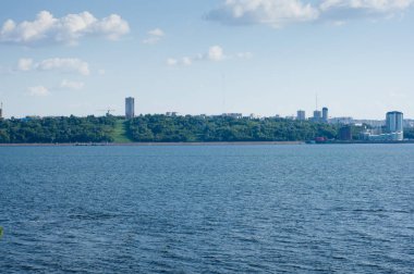 Nehrin diğer kıyıdan kenti. Cheboksary şehir Rusya'da. Kartpostal, duvar kağıdı veya poster