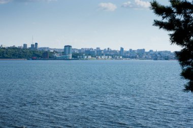 Nehrin diğer kıyıdan kenti. Cheboksary şehir Rusya'da. Kartpostal, duvar kağıdı veya poster