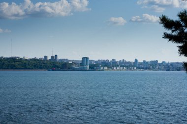 Nehrin diğer kıyıdan kenti. Cheboksary şehir Rusya'da. Kartpostal, duvar kağıdı veya poster
