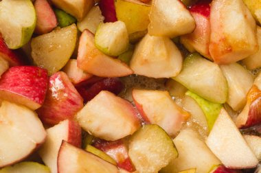 Olgun elma ve armut şeker şurubu içinde pişmiş. Reçel marmelat evde yapma süreci.