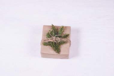 Noel hediye kutusu beyaz ahşap zemin üzerinde. Noel ve yeni yıl kavramı