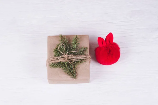 Рождественская Коробка Подарка Игрушка Белом Деревянном Фоне Концепция Рождества Нового — стоковое фото