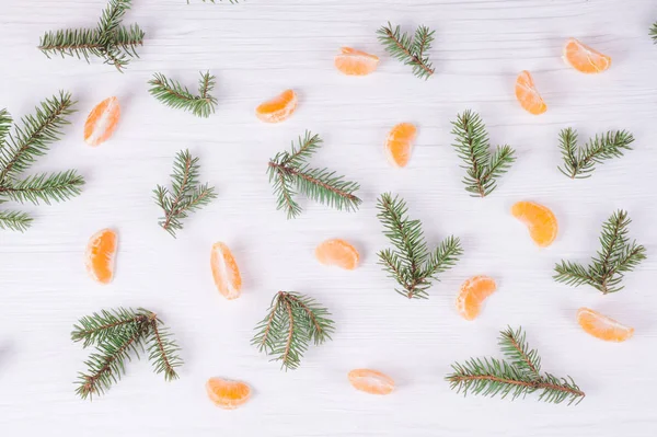 Çam Dalları Ahşap Beyaz Zemin Üzerine Mandalina Noel Yeni Yıl — Stok fotoğraf