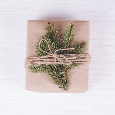 Noel hediye kutusu beyaz ahşap zemin üzerinde. Noel ve yeni yıl kompozisyon.