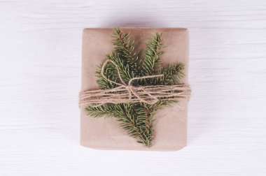 Noel hediye kutusu beyaz ahşap zemin üzerinde. Noel ve yeni yıl kavramı