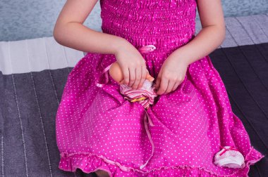 küçük kız bebek üzerinde koyar. Çocukluk ve bakım kavramı