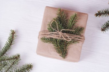 Beyaz ahşap arka plan üzerinde Noel hediye kutusu. Noel & Yeni